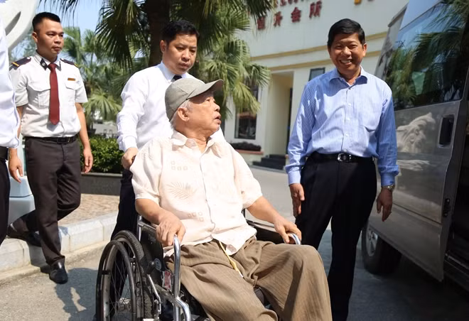 Ông Nguyễn Văn Hùng (bìa phải) đón và trò chuyện cùng bác thương binh.
