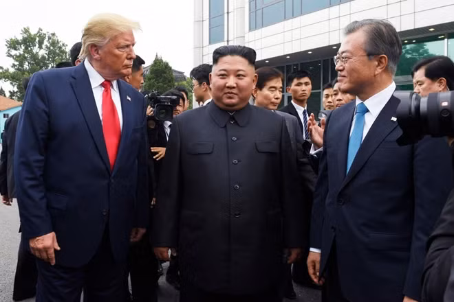 Tổng thống Mỹ Donald Trump và Tổng thống Hàn Quốc Moon Jae-in gặp Nhà lãnh đạo Triều Tiên Kim Jong-un tại Bàn Môn Điếm, khu phi quân sự DMZ hồi 30/6/2019. Ảnh: AP.