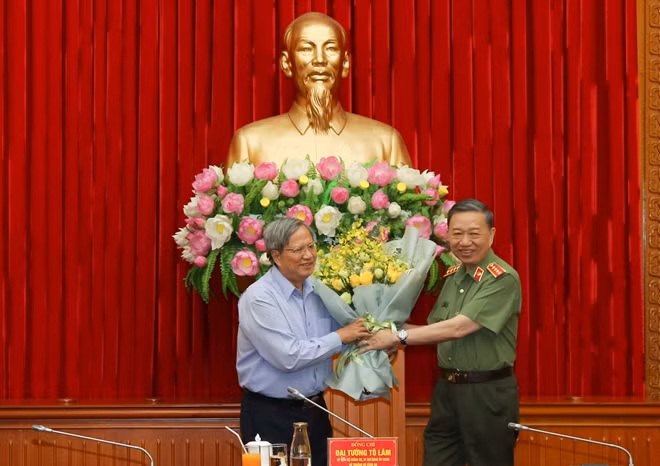 Đại tướng Tô Lâm tặng hoa Đại tá Trần Cường.