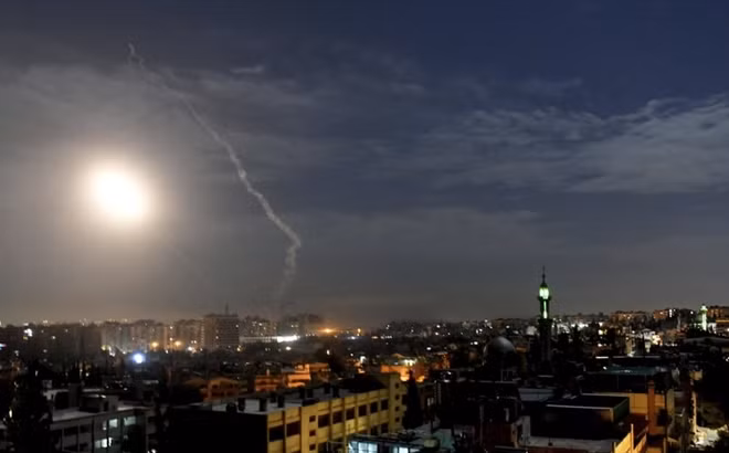 Đốm sáng trên bầu trời Damascus được tạo ra bởi tên lửa Israel bị tên lửa phòng không Syria bắn trúng. Ảnh: AP