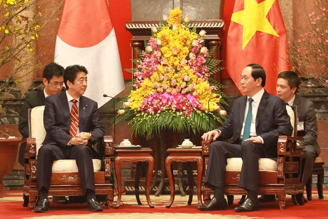 Chủ tịch nước Trần Đại Quang tiếp thân mật Thủ tướng Nhật Bản Shinzo Abe tháng 3-2017.