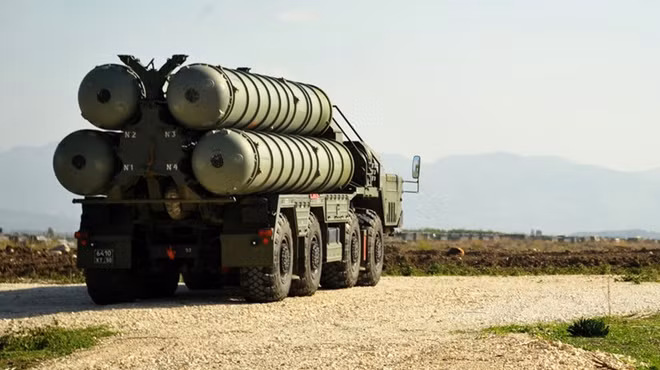 Xe chở đạn của hệ thống tên lửa phòng không S-400. Ảnh: Sputnik