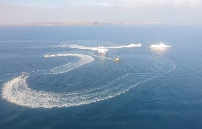 Tàu Nga rượt đuổi tàu Ukraine gần eo biển Kerch. Ảnh: TASS
