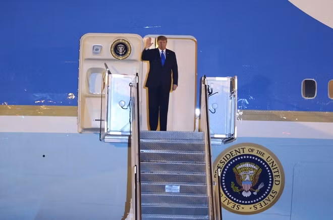 Tổng thống Trump vẫy chào Việt Nam từ chuyên cơ Air Force One.