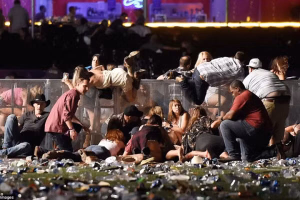 Cảnh tượng kinh hoàng khi Stephen Paddock nã đạn vào lễ hội âm nhạc. Ảnh: Reuters Cảnh tượng kinh hoàng khi Stephen Paddock nã đạn vào lễ hội âm nhạc. Ảnh: Reuters