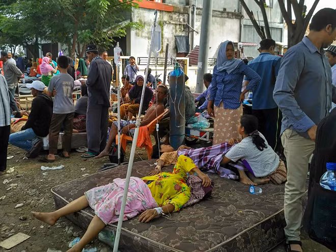 Người Indonesia vạ vật sau trận động đất kinh hoàng. Ảnh: Straitstimes