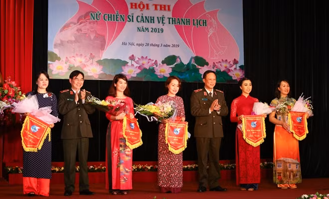 Thiếu tướng Phạm Tiến Cương, Phó Tư lệnh phụ trách Bộ Tư lệnh Cảnh vệ trao cờ và hoa tặng các đội thi.