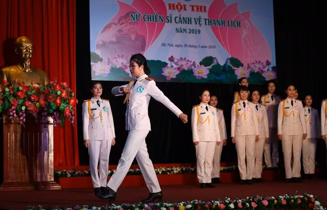 Nữ chiến sĩ Cảnh vệ tranh tài nội dung trình diễn lễ phục CAND.