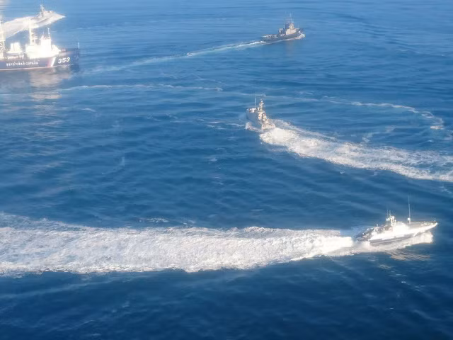 Các tàu Ukraine bị cáo buộc xâm phạm lãnh hải Nga ở Crimea. Ảnh: FSB