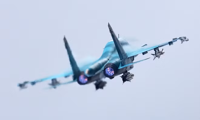 "Thú mỏ vịt" Su-34 cùng các loại tên lửa đối đất, đối không khủng thực hiện động tác cất cánh khó tại MAKS-2017.