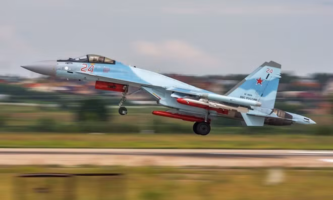 Tiêm kích đa năng Su-35S được trang bị cấu hình vũ khí đầy uy lực, gồm tên lửa đối không tầm ngắn R-73M, tên lửa đối không tầm trung RVV-AE, tên lửa chống hạm Kh-35U và tên lửa đối đất Kh-38 hoặc R-77M.