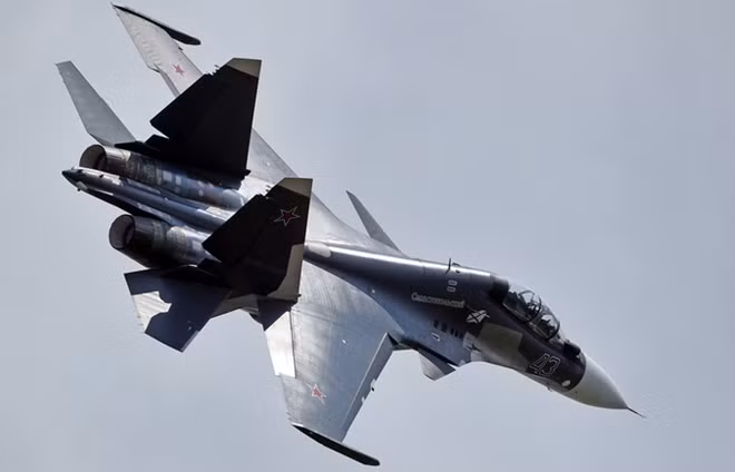 Một chiếc Su-35S được sơn đen huyền bí của Không quân Nga. Theo một số công bố gần đây, thế hệ máy bay chiến đấu hiện đại thế hệ 4++ của Nga đã được trang bị hệ thống tác chiến điện tử L175V Khibiny.