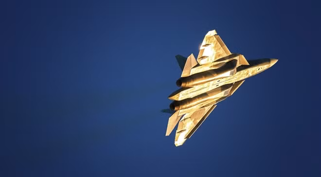 Mọi sự chú ý năm nay lại đổ dồn vào thế hệ chiến đấu cơ thứ 5 PAK-FA của Nga. Trong ảnh là một chiếc T-50 PAK FA thực hiện pha nhào lộn trên không tại MAKS-2017.