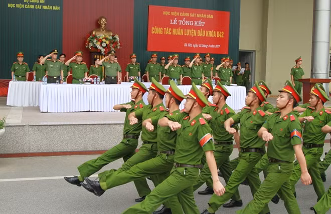 Học viên khoá D42 biểu diễn các nội dung điều lệnh tại buổi Lễ tổng kết.
