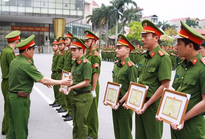 Tại buổi Lễ tổng kết, lãnh đạo Học viện CSND đã trao nhiều giấy khen cho các tổ chức, cá nhân có thành tích xuất sắc trong công tác huấn luyện.