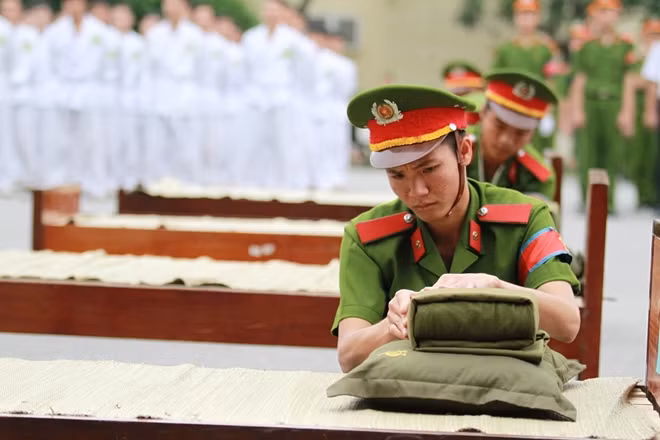 Sinh viên khoá D42 phô diễn khả năng gấp chăn màn vuông vức, chỉn chu.