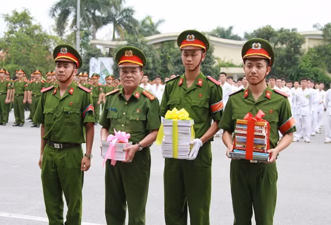 Đại diện học viên khoá D42 tặng sách cho Thư viện Nghiệp vụ Cảnh sát thuộc Học viện CSND.
