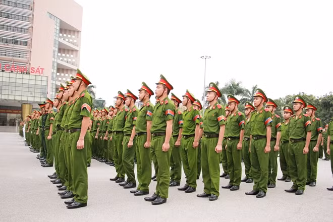 Khoá D42 Học viện CSND có 812 sinh viên được biên chế thành 18 lớp học tương đương 18 chuyên ngành, trong đó có 777 sinh viên Việt Nam và 35 sinh viên quốc tế.