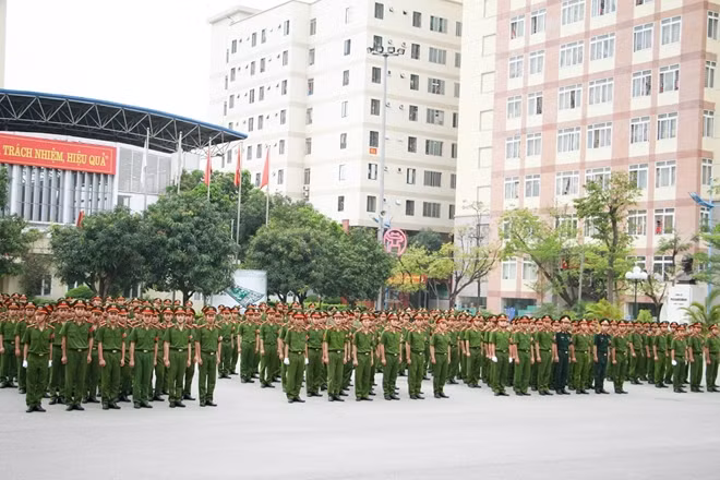 Trong 6 tháng rèn luyện gian khổ, học viên khoá D42 đã hoàn thành hàng trăm tiết học tập quy chế, võ, điều lệnh nội vụ, kĩ năng mềm và kĩ năng sinh hoạt tập thể.