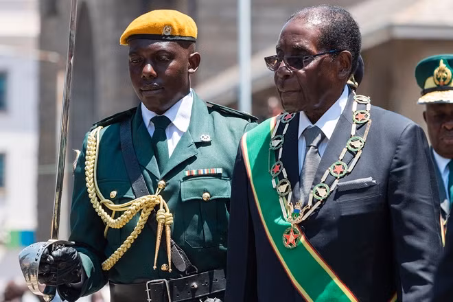 Vị Tổng thống 93 tuổi của Zimbabwe Robert Mugabe (phải). Ảnh: RT