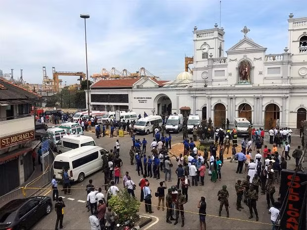 Thủ tướng Sri Lanka lên án các vụ tấn công là "đê hèn" và kêu gọi người dân đoàn kết vượt qua thời khắc đau thương. "Tôi cực lực lên án các vụ tấn công đê hèn nhắm vào người dân hôm nay", Thủ tướng Sri Lanka Ranil Wickremesinghe nói trên Twitter. Trong khi đó, hàng trăm xe cứu thương, giới chức an ninh và quân đội tiếp tục được điều động tới hiện trường để cứu giúp những người gặp nạn.
