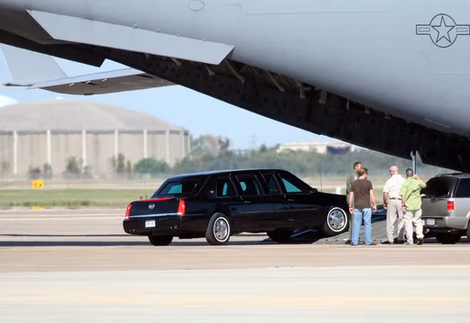 Một xe Cadillac được đưa lên khoang máy bay C-17. Ảnh: ITN