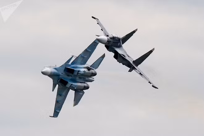 Hai chiếc Sukhoi Su-30M của Không quân Nga bay lượn trên bầu trời Moscow.