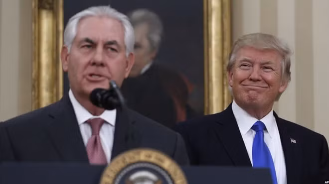 Tổng thống Mỹ Donald Trump và Ngoại trưởng Tillerson. Ảnh: AP