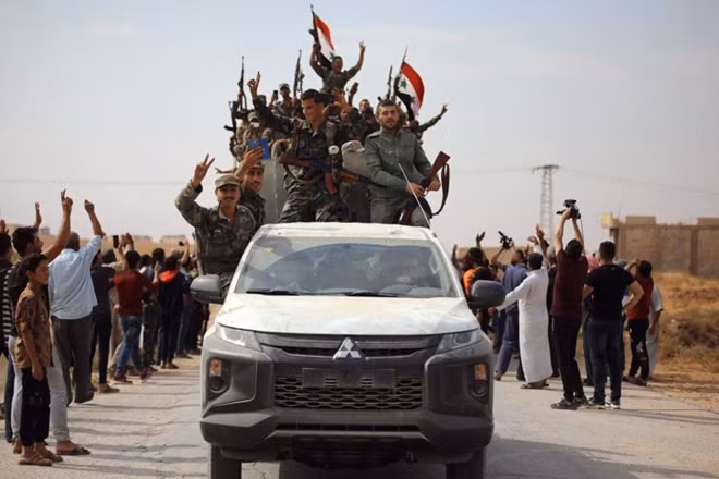 Người Kurd chào đón quân đội Syria. Ảnh: Getty