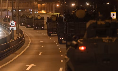 Dàn xe tên lửa Nga di chuyển trên đường phố Moscow. Ảnh: Sputnik
