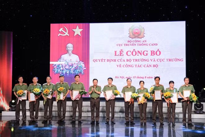Thiếu tướng Mai Văn Hà, thừa ủy quyền lãnh đạo Bộ Công an, trao quyết định về việc điều động 13 đồng chí Phó Cục trưởng Cục Truyền thông CAND.