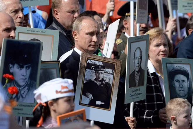 Tổng thống Nga Putin tại cuộc tuần hành " Trung đoàn bất tử". Ảnh: TASS