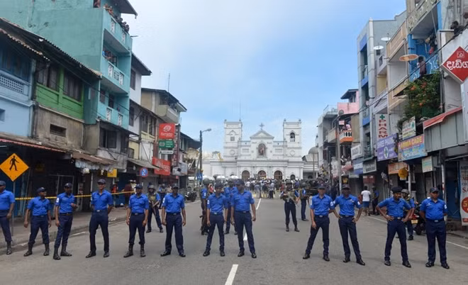 Nhà thờ Thánh Sebastian ở thị trấn Negombo đã đăng tải hình ảnh hỗn loạn sau vụ đánh bom tại đây. "Một vụ đánh bom xảy ra tại nhà thờ chúng tôi, làm ơn hãy đến đây và giúp đỡ nếu gia đình bạn có mặt ở đây", bài đăng trên Facebook nhà thờ Thánh Sebastian ghi.