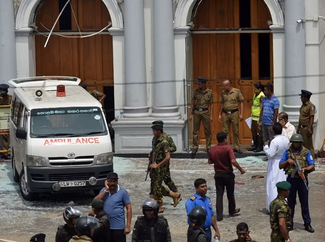 Hiện chưa có nhóm nào đứng ra nhận trách nhiệm cho các vụ đánh bom. Cảnh sát Sri Lanka đang nỗ lực điều tra nguyên nhân của thảm kịch. Giới quan sát cũng tỏ ra khó hiểu khi những kẻ thủ ác nhắm mục tiêu vào cả nhà thờ lẫn các khách sạn nổi tiếng.