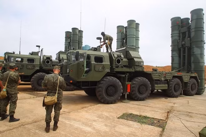 Quân nhân Nga học cách vận hành hệ thống S-400. Ảnh: ITN