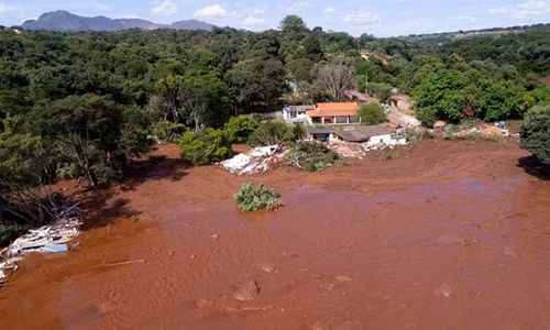 Bùn đất nhấn chìm khu dân cư thị trấn Brumadinho sau vụ vỡ đập. Ảnh: Reuters