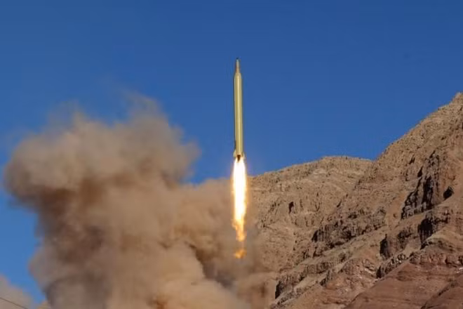 Một tên lửa tầm trung của Iran trong một vụ thử hồi tháng 3-2016. Ảnh: Reuters