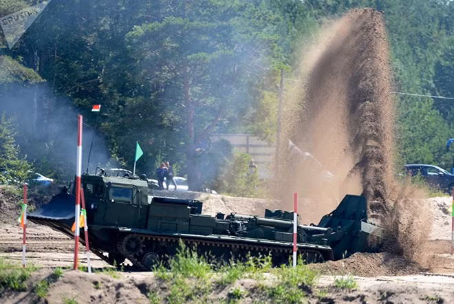 Xe công binh MDK của đội Belarus đào đất làm đường tạm trong một màn thi ở vùng Tyumen, Siberia, Nga.