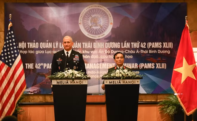 Thượng tướng Phạm Hồng Hương và Đại tướng Robert B. Brown tại họp báo.