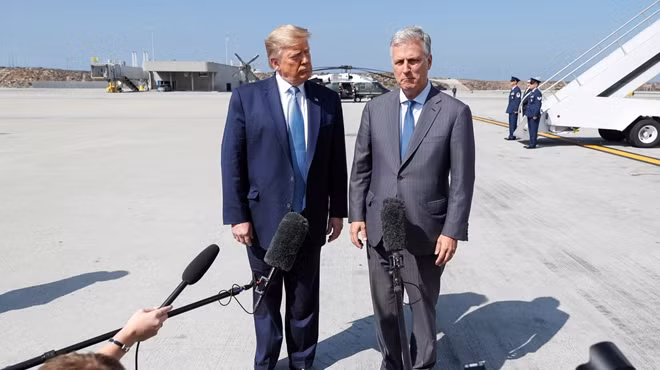Tổng thống Trump đứng bên tân Cố vấn An ninh quốc gia Robert C. O'Brien. Ảnh: Reuters