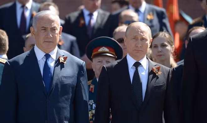 Ông Netanyahu (trái) là nhà lãnh đạo nước ngoài hiếm hoi xuất hiện tại lễ duyệt binh 9-5 ở Quảng trường Đỏ của Nga. Ảnh: Reuters
