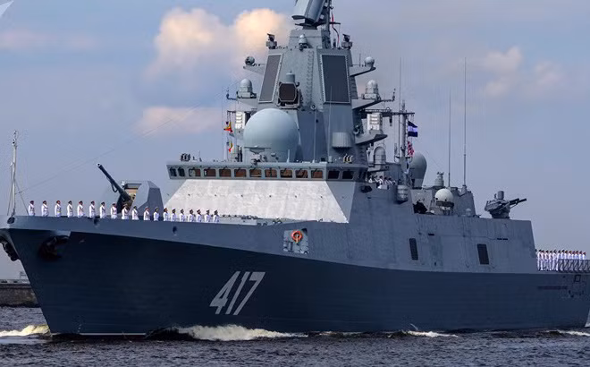 Về tàu nổi, Nga trong năm đã biên chế khinh hạm Đô đốc Gorshkov, con tàu chủ lực của Dự án 22350 và là tàu tên lửa lớn nhất mà Nga từng sản xuất sau khi Liên Xô tan rã. Gorshkov được vận hành bởi 210 thủy thủ và được trang bị các vũ khí, bao gồm một pháo hạm A-192 130mm, 8 tên lửa đối hạm Oniks 3M55, tổ hợp tên lửa phòng không tầm trung Shtil I, 4 ống phóng ngư lôi 533 mm, tên lửa chống ngầm RPK-9 Medvedka-VE và 24 tên lửa phòng không Uragan.