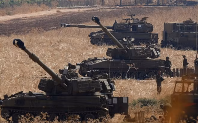 Xe tăng, pháo của Israel gần biên giới với Lebanon. Ảnh: ITN