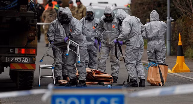 Các điều tra viên tại hiện trường vụ đầu độc cựu điệp viên hai mang Skripal. Ảnh: Getty