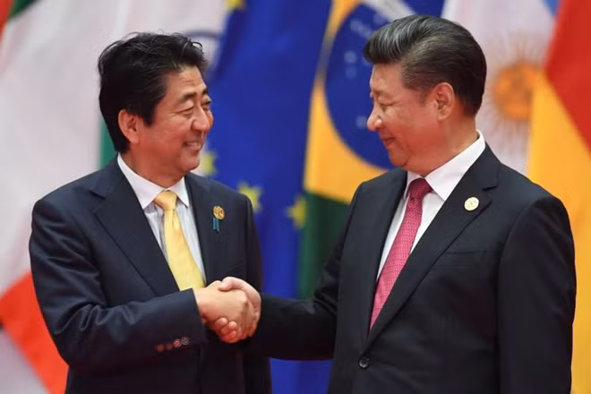Thủ tướng Nhật Bản Shinzo Abe và Chủ tịch Trung Quốc Tập Cận Bình. Ảnh: EPA