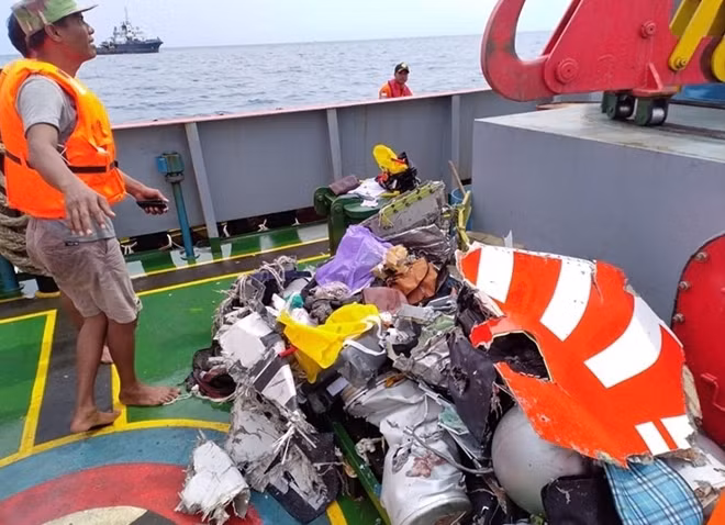Mảnh vỡ máy bay, đồ đạc chất thành đống trên tàu cứu hộ.