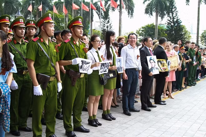Năm nay, lần đầu tiên "Trung đoàn Bất tử" diễu hành ở Hà Nội với sự tham gia của nhiều cựu chiến binh và con em các gia đình có người tham gia vào các cuộc chiến tranh giữ nước, đến từ Việt Nam và Nga.