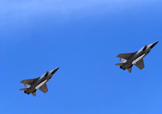 Hai máy bay đánh chặn MiG-31K được trang bị tên lửa siêu vượt âm Kinzhal nổi tiếng của Nga. Cặp đôi này được xem là "nỗi kinh hoàng" của bất cứ mục tiêu nào mà nó nhắm tới.