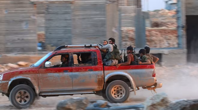 Các tay súng thuộc Hayat Tahrir ash-Sham được trang bị tối tân. Ảnh: RT