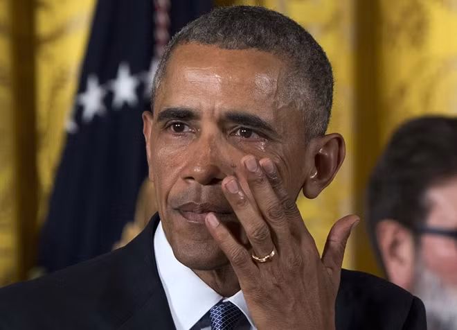 Tổng thống Mỹ Barack Obama bật khóc khi nói về súng đạn và cái chết khi hồi tưởng lại vụ xả súng tại một trường tiểu học Mỹ hồi 2012. Ông Obama sau đó đã tuyên bố sử dụng quyền hành pháp của Tổng thống mà không thông qua Quốc hội, đưa ra một loạt các quy định về kiểm soát súng đạn hôm 5-1. Ảnh: AP